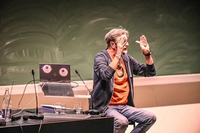 Rik Vera gesturing as he speaks.