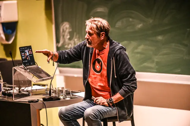 Rik Vera pointing at the audience.