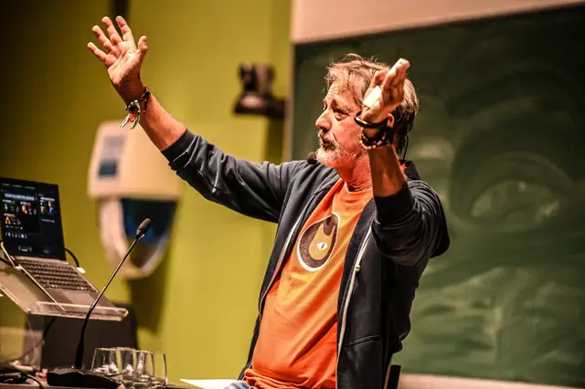 Rik Vera with both arms in the air.