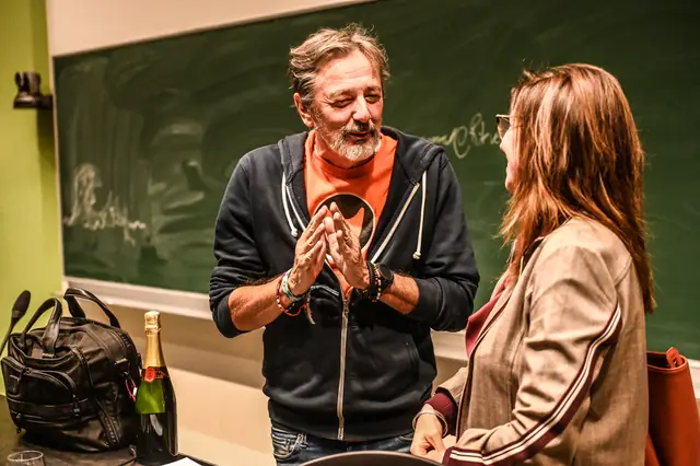 Rik Vera talking with a guest after his keynote.